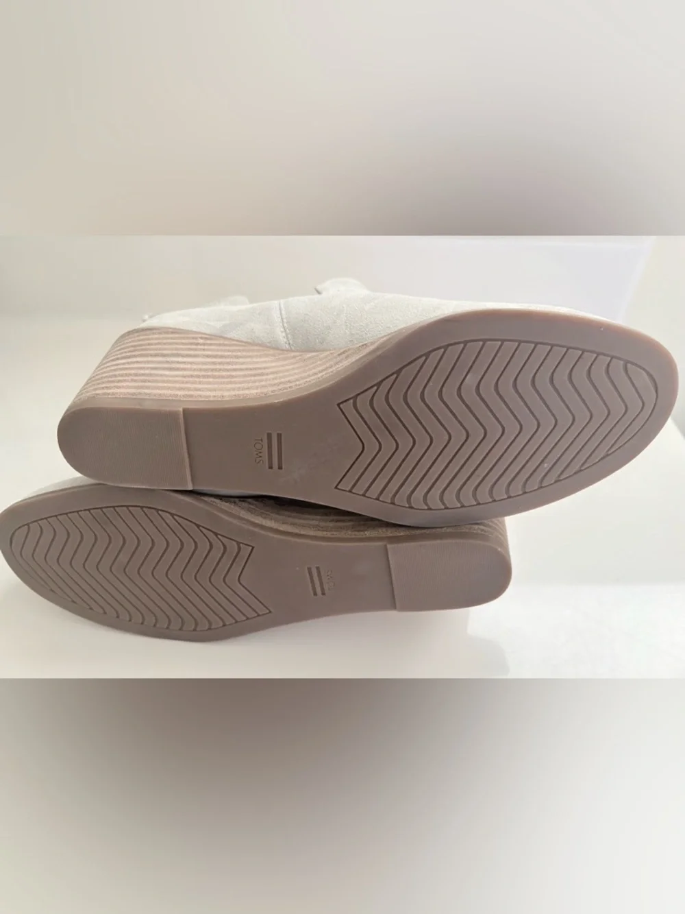NWT TOMS Women's Kallie Egret Light Gray  Camo Printed Suede Wedge Booties Sz 8
